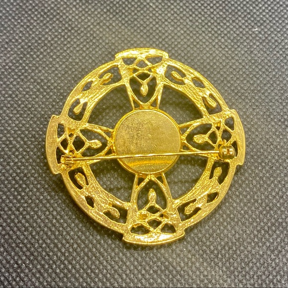 🔴 Gold Tone with Green Center Stone Brooch - Picture 5 of 5